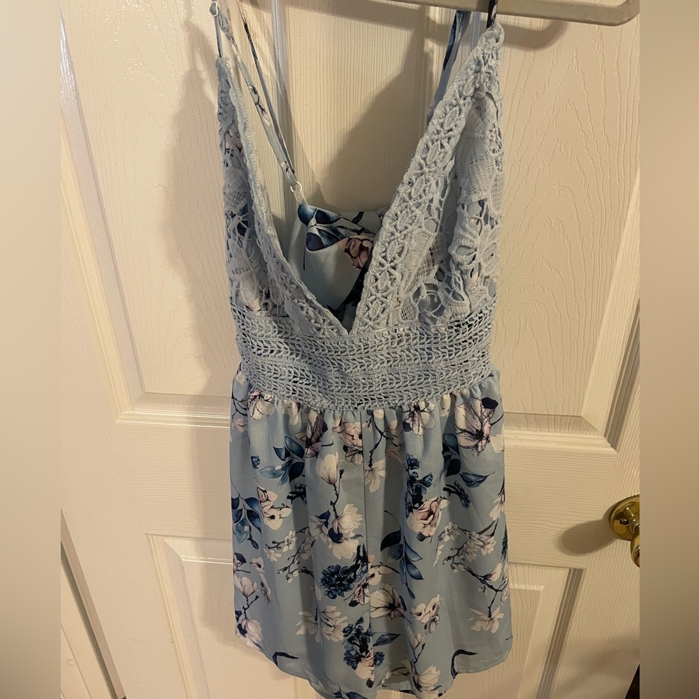 NWT- Entourage- blue backless/bow tie back romper- size large